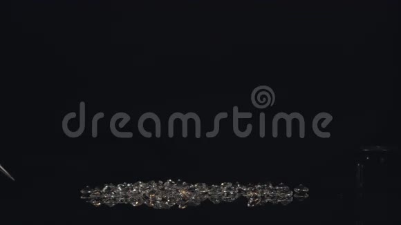 宝石估价师将钻石和水晶倒入桌上并对其进行估价视频的预览图