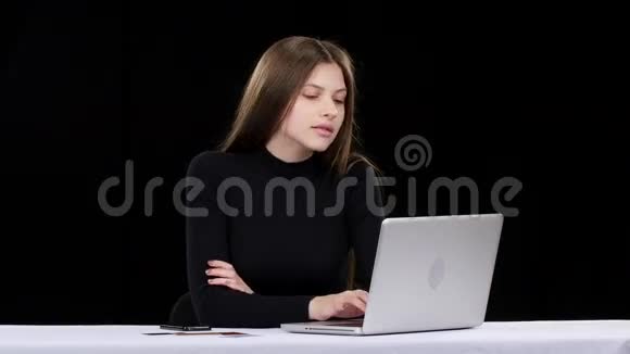 女孩完成网购支付的程序黑色视频的预览图