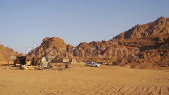 皮卡车穿越埃及沙漠在沙地和山脉背景下行驶视频的预览图