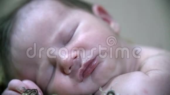 一个平静的婴儿脸的细节镜头视频的预览图