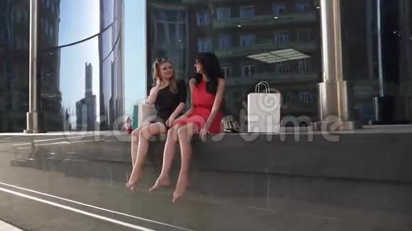 两个女孩在购物成功后休息朋友们一起在城里度过时光流动人口视频的预览图