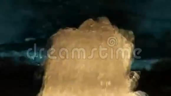 马尔代夫夜晚背景下的发光喷泉视频的预览图
