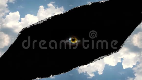 创造性的4k时间在天空中的视频洞与移动的云撕裂的边缘如在纸上眼睛移动到相机视频的预览图