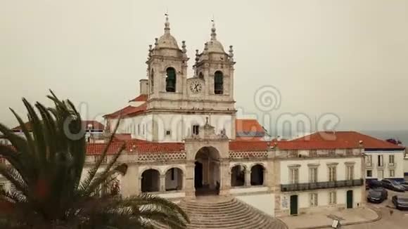 在葡萄牙NossaSenhoradaNazare圣所和沙滩上空飞行视频的预览图