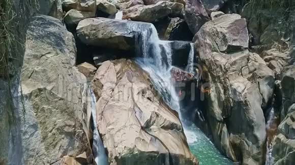 大型悬崖峭壁上的巨大瀑布视频的预览图