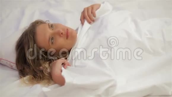 年轻的女人睡不着视频的预览图