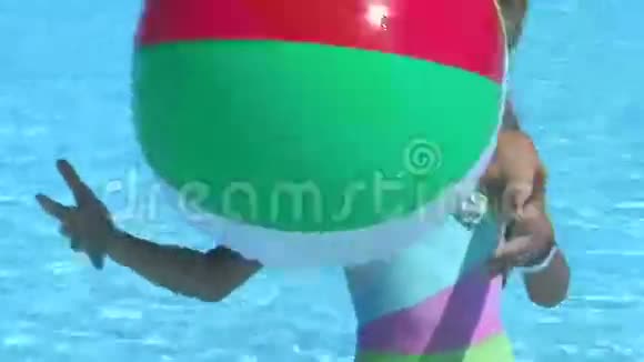 儿童游泳池游泳视频的预览图