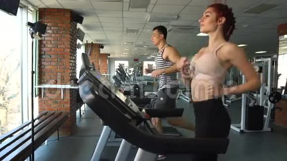 男人和女人在跑步机上跑步视频的预览图