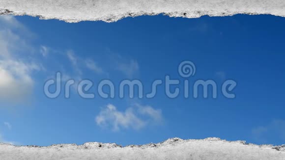 创意时间圈视频快速移动的云在蓝天是可见的洞与撕裂的边缘在格朗格纸视频的预览图