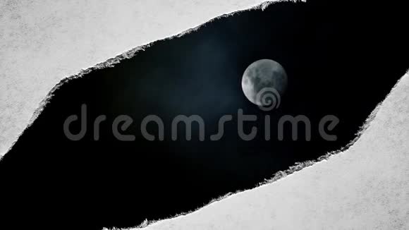 创意时间拍了一段视频一个发光的满月在夜空这是可见的通过一个纸洞视频的预览图