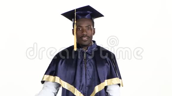 高中校友毕业礼服毕业白色的关门视频的预览图