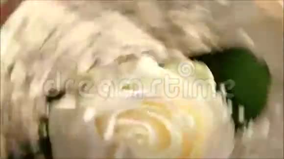 奶油色玫瑰旋转视频的预览图