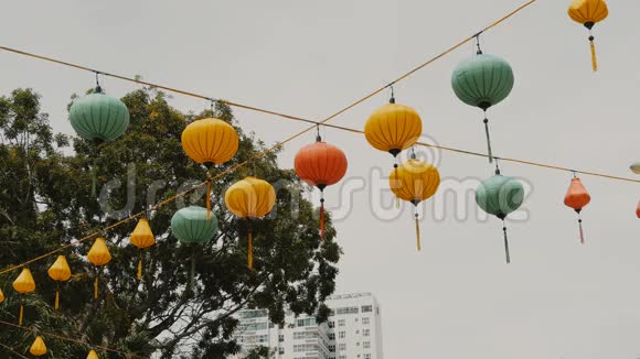 越南灯笼下午挂在胡志明街视频的预览图