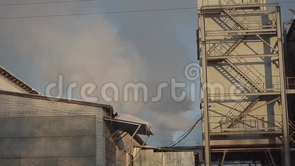 从厂房里冒出来的蒸汽空气污染和能源视频的预览图