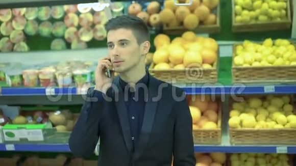 男人在超市打电话女孩和他争吵视频的预览图