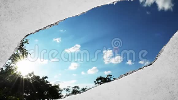 创意时间拍视频快速移动的云在蓝天日落时太阳耀斑是可见的通过纸孔视频的预览图