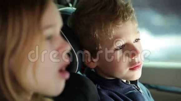 小男孩在车后面吃巧克力兔子视频的预览图
