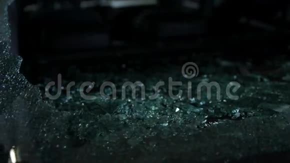 汽车挡风玻璃上的碎玻璃掉下来视频的预览图