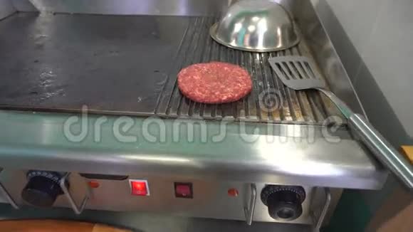 生的肉末牛排用烤架煎成汉堡视频的预览图