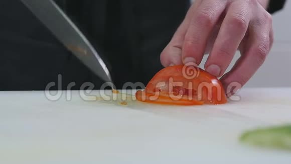 厨房里的人在切西红柿视频的预览图