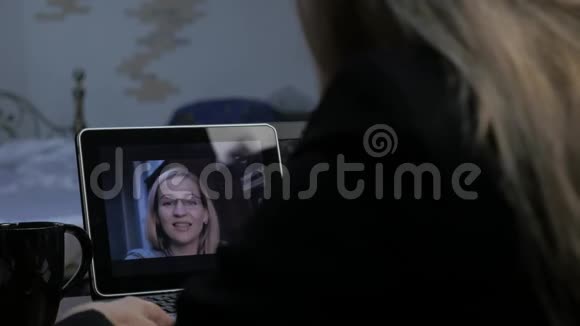 妇女视频会议与导师在家里笔记本电脑远程教育概念家庭在线教育4K视频的预览图