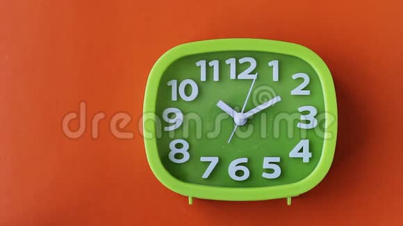 带有白色数字和橙色背景箭头的绿色时钟时间流逝视频的预览图