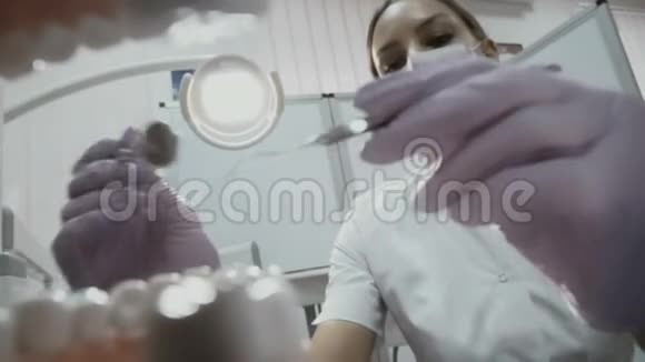 牙科医生用角探头和镜子在病人口腔做手术视频的预览图
