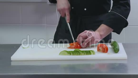 厨房里的人在切西红柿视频的预览图