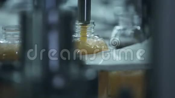 机器把肥皂倒进瓶子里视频的预览图