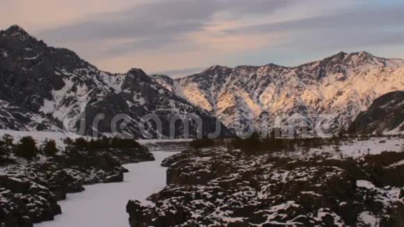 阿尔泰山日落冬季视频的预览图