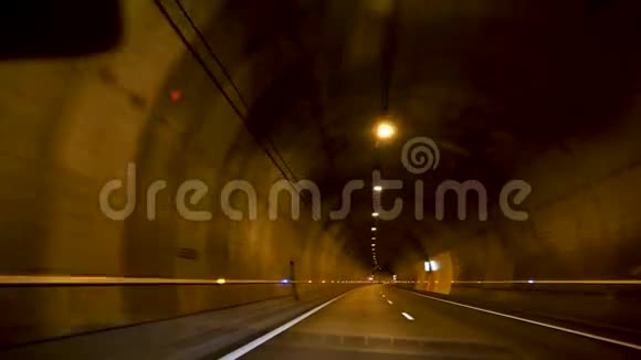 无尽隧道的司机视角视频的预览图