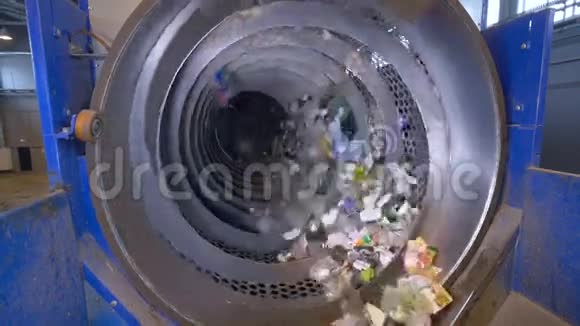 垃圾分类机中的垃圾在回收工厂中的桶不是人视频的预览图