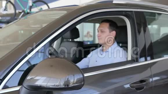 消费者的积极姿态汽车钥匙在男人手中快乐视频的预览图