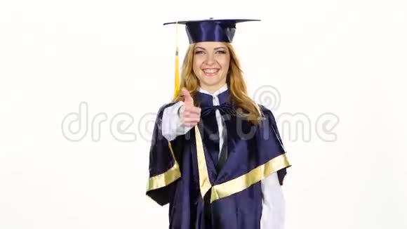 毕业生竖起大拇指眨眼白色视频的预览图