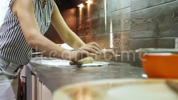 擀面杖做甜点的女人视频的预览图