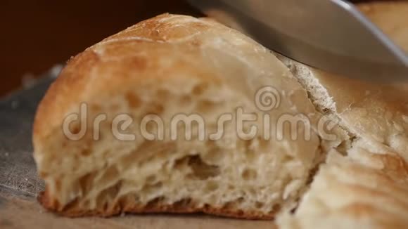 厨房砧板上切片白色面包柔软的新鲜烤白面包慢动作视频的预览图