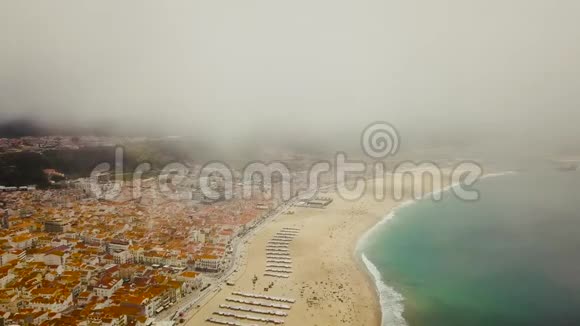 观看拿撒勒大西洋海岸和葡萄牙沙滩在云层中飞行的无人机视频的预览图