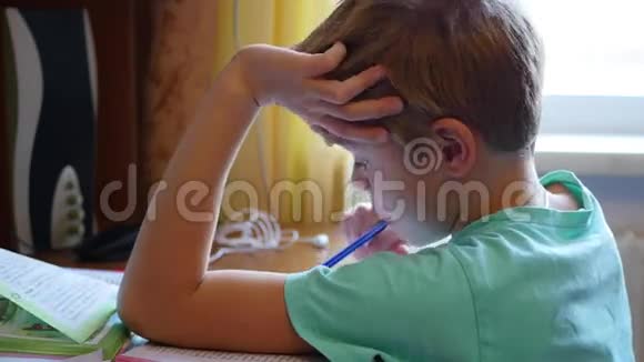 孩子在做作业在桌上看书视频的预览图
