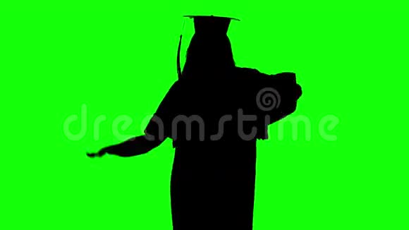 在镜头前跳舞的毕业生绿色屏幕视频的预览图