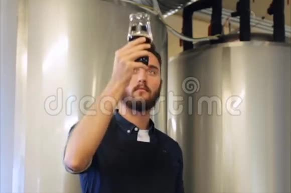 在啤酒厂闻啤酒或啤酒的人视频的预览图