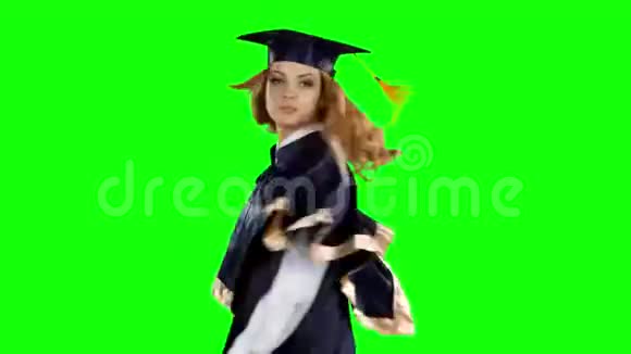 毕业生威胁手指绿色屏幕视频的预览图
