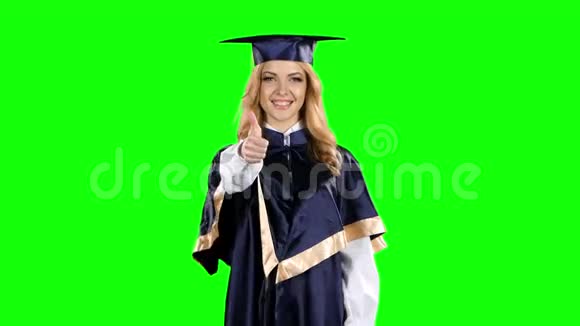 毕业时竖起大拇指绿色屏幕视频的预览图