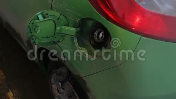男人用汽油泵给绿色汽车加满燃料关上视频的预览图