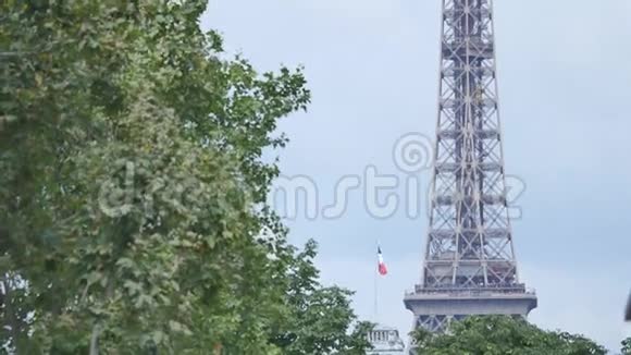 巴黎的埃菲尔铁塔是从地面拍摄的视频的预览图