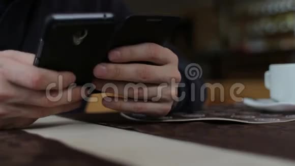 无名男子在咖啡馆里用手机喝茶咖啡视频的预览图