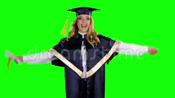 毕业生庆祝获得文凭绿色屏幕视频的预览图