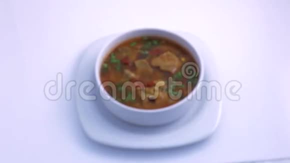 带肉的汤从上面看视频的预览图