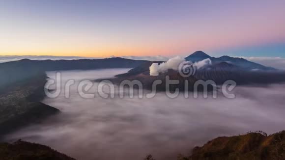 印尼布罗莫火山日出地标自然旅游地4K延时视频的预览图