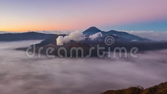 印尼布罗莫火山日出地标自然旅游地4K延时视频的预览图