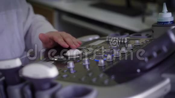 医生手特写镜头他正在私人诊所的电脑上做脑部断层扫描视频的预览图